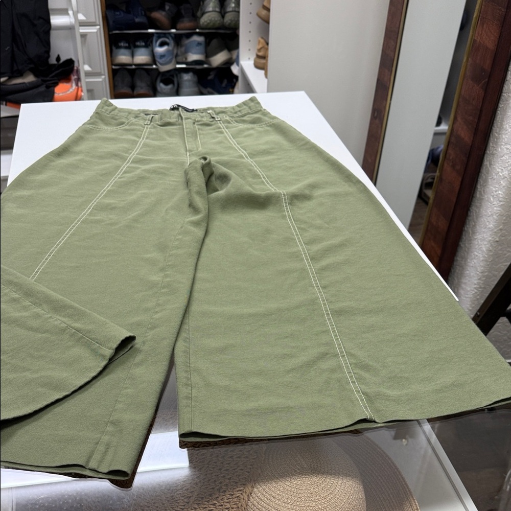 Zara Women's Olive Green Wide-Leg Chinos vintage style and fair condition